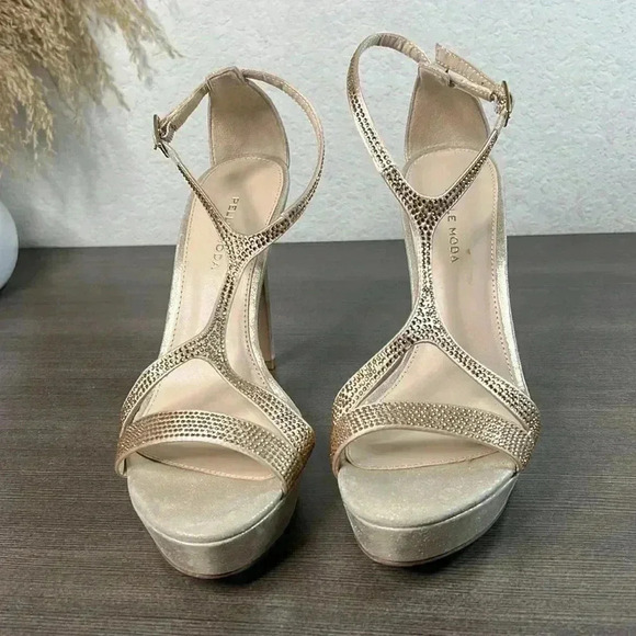 PELLE MODA Onora T-strap Sandal In Platinum Size 10M - Picture 2 of 9